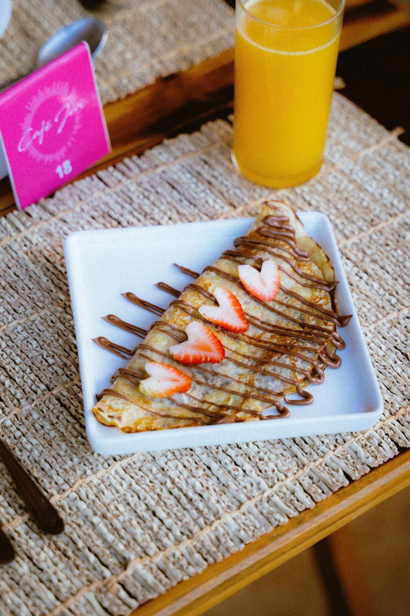 Café Jeri Hotel Jericoacoara Extérieur photo A crêpe filled with chocolate and strawberries
