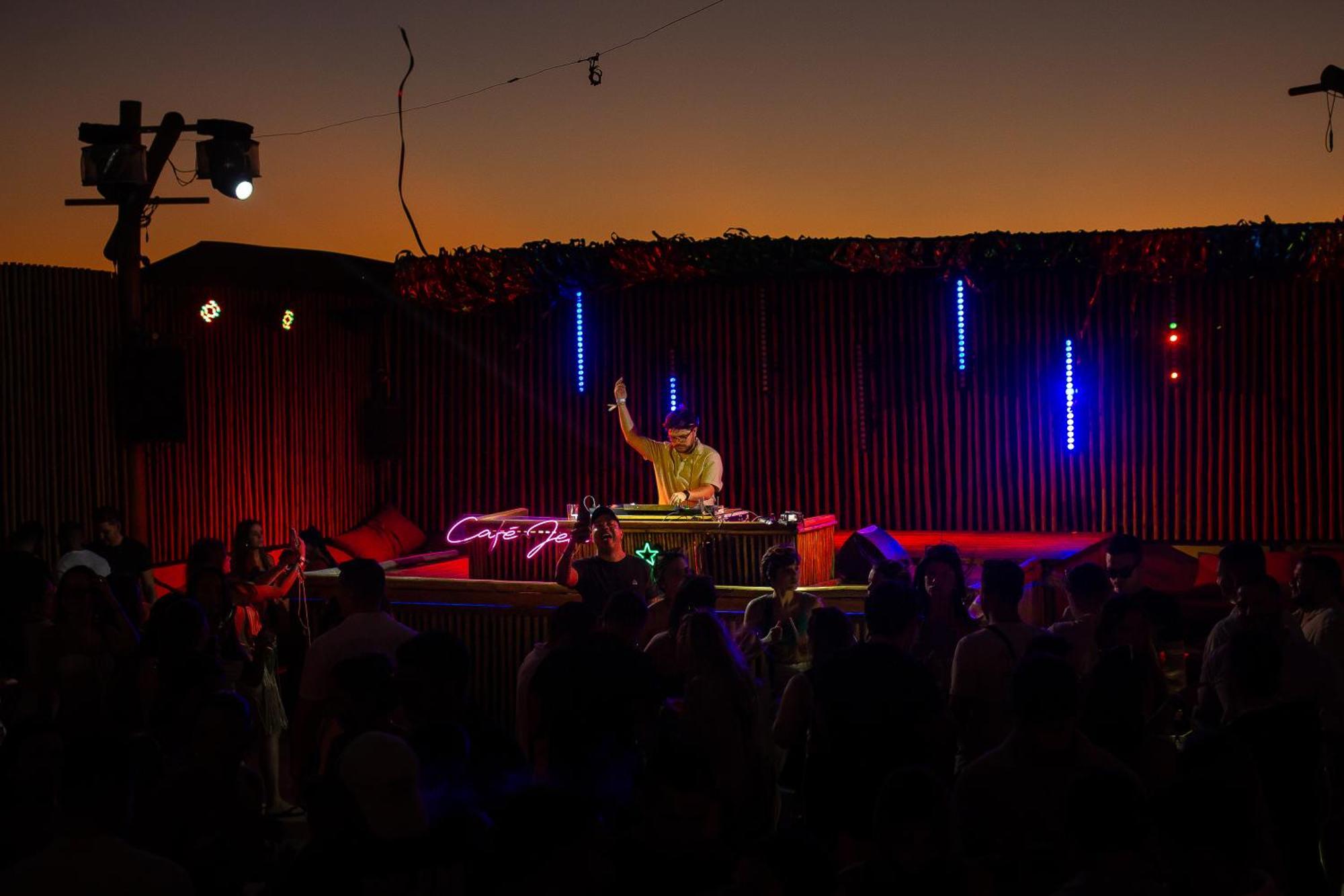 Café Jeri Hotel Jericoacoara Extérieur photo DJ performing at the 2011 festival